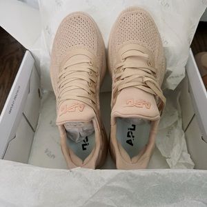 NIB APL sneaker size us7.5